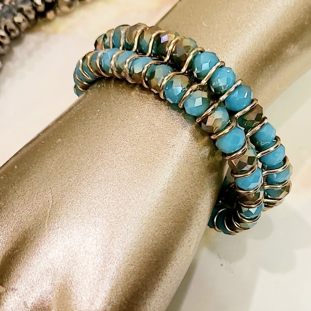 VINTAGE IRRESDECENT BLUE GLASS BEAD GOLD STATION BRACELET